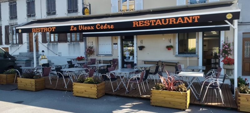 Le restaurant - Le Vieux Cèdre - restaurant LE DORAT - Restaurant Magnac Laval